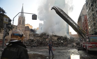 Prédio de 26 andares em chamas desaba no centro de São Paulo