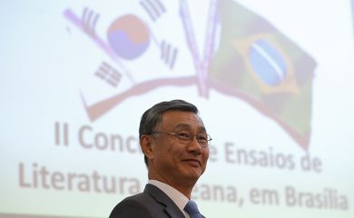 O embaixador da coreia do sul no brasil, Jeong-Gwan Lee, participa do II concurso de ensaios de literatura coreana na Associacao Nacional de Literatura
