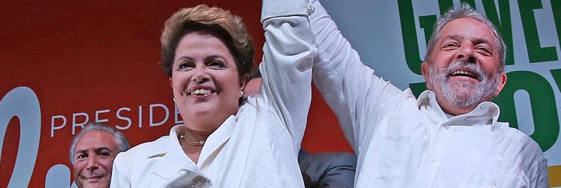 Dilma Rousseff e o ex-presidente Lula comemoram a vitória nas eleições