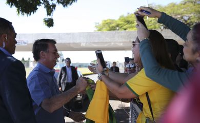 Presidente Jair Bolsonaro cumprimenta populares na saída do Alvorada