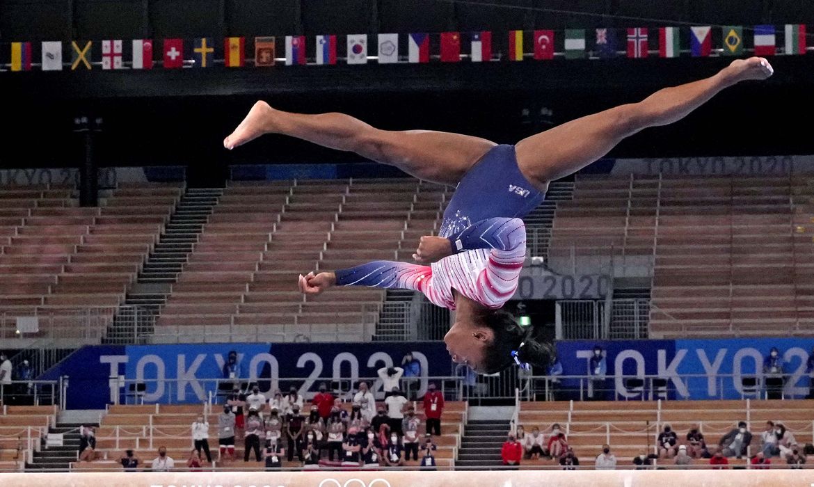 Simone Biles compete na trave durante Olimpíada de Tóquio - bronze - ginasta - norte-americana