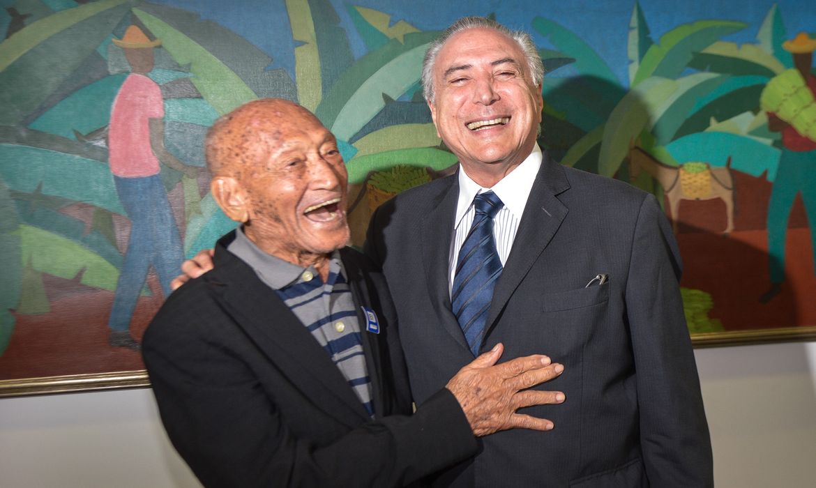 Brasília - O presidente interino Michel Temer recebe o fotógrafo Gervásio Baptista no Palácio do Planalto (José Cruz/Agência Brasil)