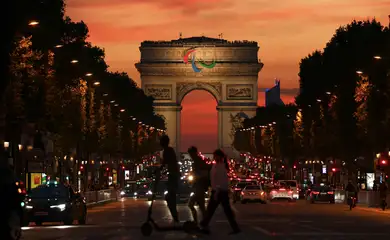 A general view of Avenue des Champs-Elysees and the Arc de Triomphe adorned with the Paris 2024 Paralympic Games logo at sunset, in Paris, France July 31, 2024. REUTERS/Tingshu Wang