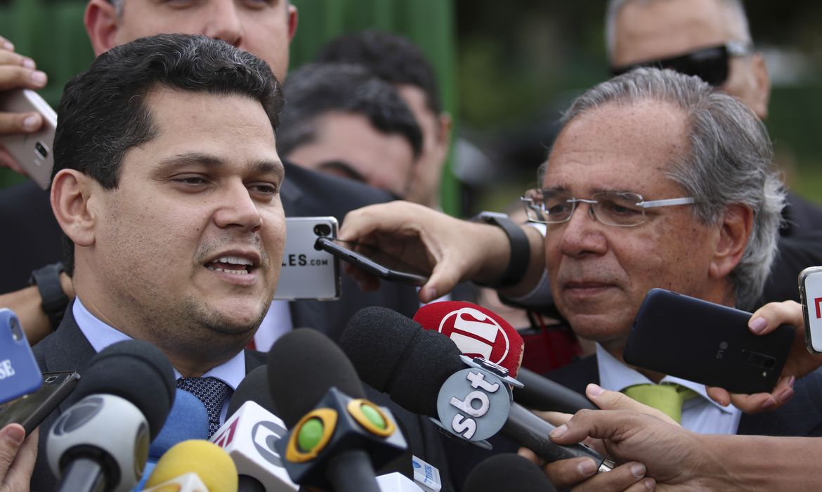 O presidente do Senado, Davi Alcolumbre, e o ministro da Economia, Paulo Guedes, falam à imprensa após se reunirem na residência oficial da Presidência do Senado.