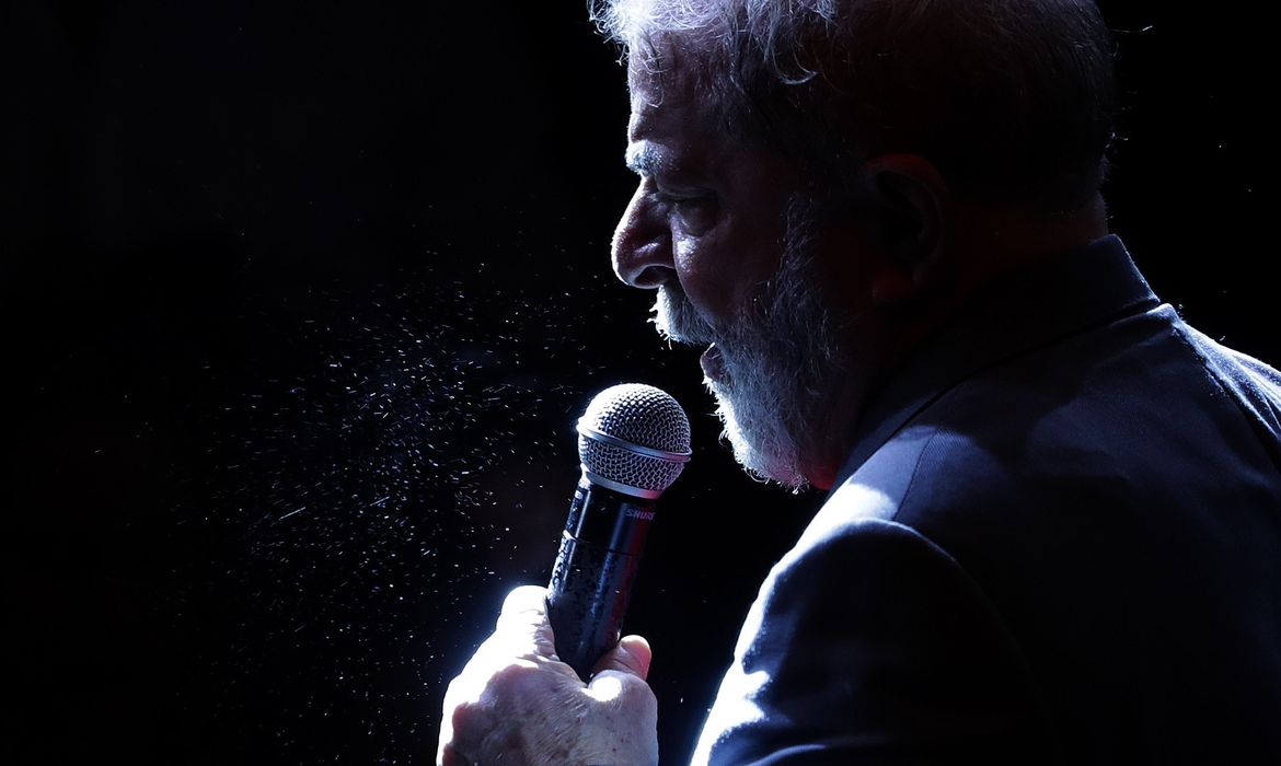 Foto da Agência espanhola EFE publicada hoje mostra Lula durante ato realizado no começo da semana no Rio 