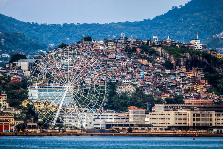 Tânia Rêgo/Agência Brasil Roda gigante Rio Star que será inaugurada em dezembro, na zona portuária do Rio de Janeiro.