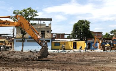Duque de Caxias (RJ), 17/02/2023 - Obras do projeto de desfavelização em desenvolvimento na avenida Teixeira Mendes, no bairro Sarapuí, em Duque de Caxias