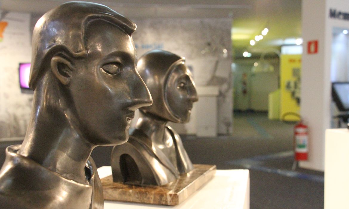 Duas esculturas de bustos masculino e feminino, chamadas “Otávio” e “Eugênia”, em bronze sobre um suporte de mármore, de perfil.  Fazem parte da série “Ilustres Desconhecidos”