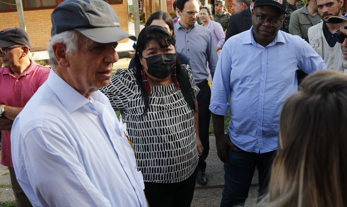 Os ministros da Defesa, José Múcio, dos Direitos Humanos, Silvio Almeida, e a presidente da Funai, Joênia Wapichana, na Casa de Saúde do Índio, onde está instalada o Hospital de Campanha da FAB.
