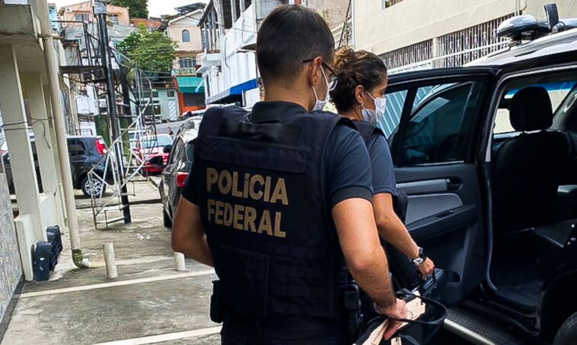 Polícia Federal faz operação contra fraude no auxílio emergencial Polícia Federal faz operação contra fraudes no auxílio emergencial