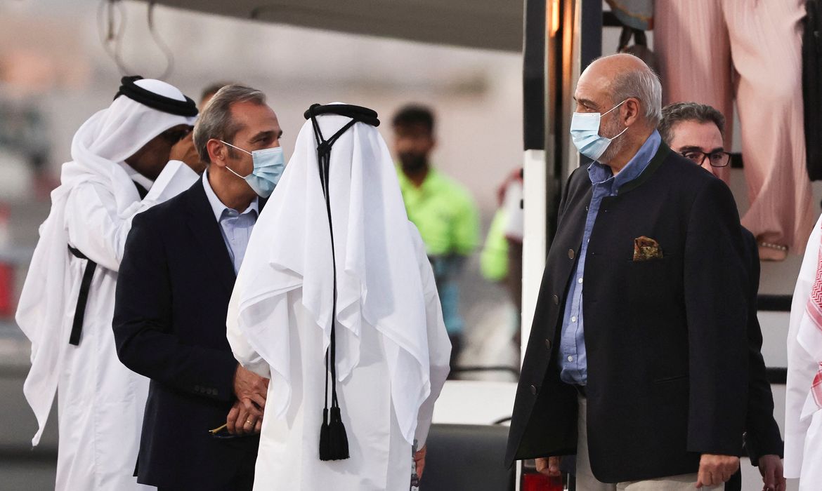 Norte-americanos libertados chegam a Doha. REUTERS/Mohammed Dabbous
