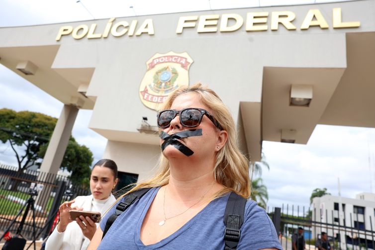 Brasília (DF), 22/11/2025 - Manifestante em frente a sede da Polícia Federal após a prisão do ex-presidente Jair Bolsonaro. Foto: Valter Campanato/Agência Brasil