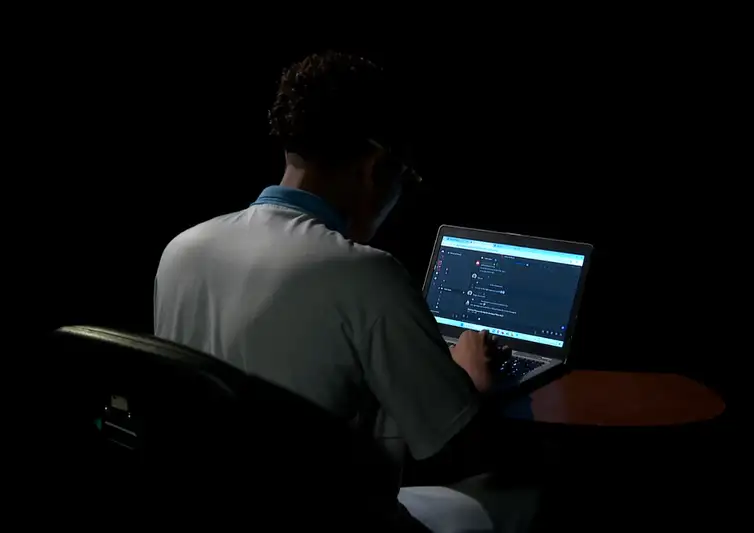 O_QUE_SEU_FILHO_FAZ_LONGE_DOS_SEUS_OLHOS