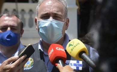 O ministro da Saúde, Marcelo Queiroga fala à imprensa após reunião com o prefeito de Petrópolis, Rubens Bomtempo, na prefeitura da cidade