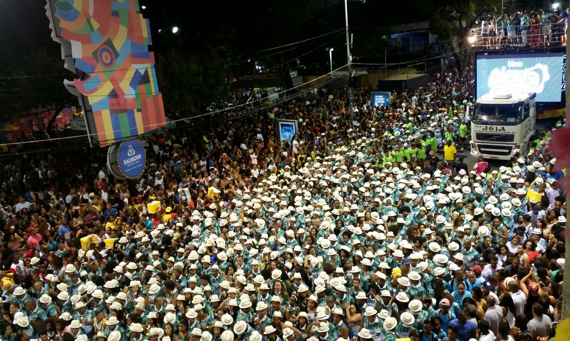 Carnaval de Salvador homenageia 100 anos do samba