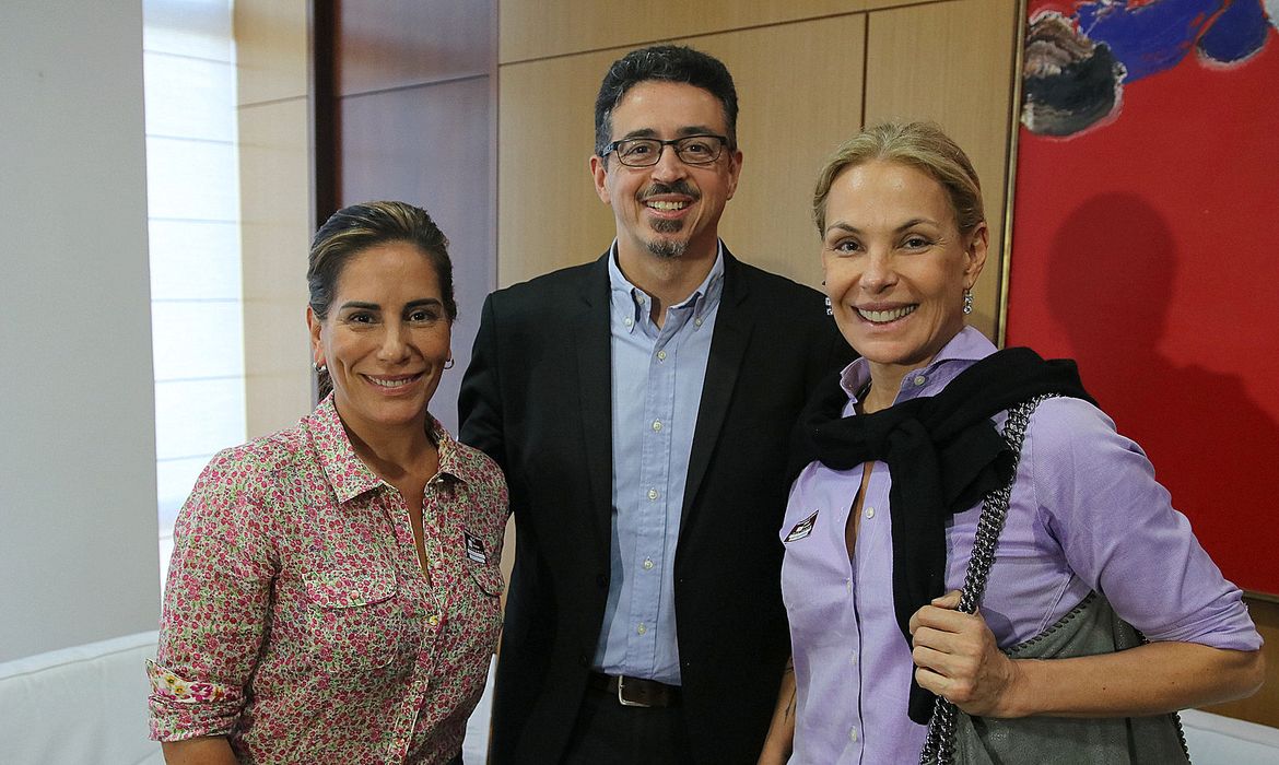 A atriz Gloria Pires, o ministro da Cultura, Sérgio Sá Leitão e  Carolina Ferraz, durante inauguração da Secretaria de Direitos Autorais e Propriedade Intelectual.