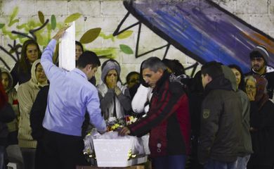 São Sebastião (SP) - Uma das vítimas do acidente de ônibus na Rodovia Mogi-Bertioga, Ana Carolina da Cruz Veloso está sendo velada no bairro Juqueí (Rovena Rosa/Agência Brasil)