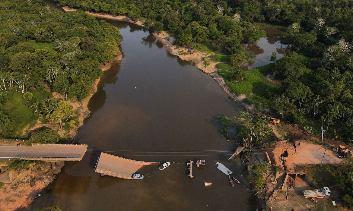 Desabamento de ponte no rodovia BR-319 no Amazonas