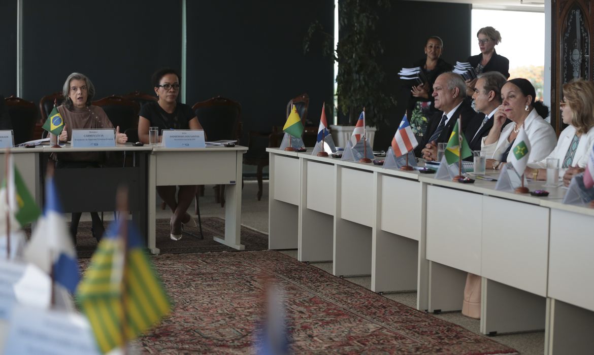 Brasília - A presidente do STF, Cármen Lúcia, se reúne com presidentes de 27 tribunais de Justiça do país, no supremo (José Cruz/Agência Brasil)
