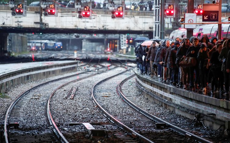 Passageiros andam em uma plataforma na estação de trem Gare Saint-Lazare, em Paris
REUTERS/Christian Hartmann