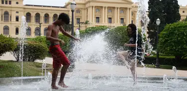 Os Jovens Luís e Giovana se refrescam no chafariz do Parque da Independência. 