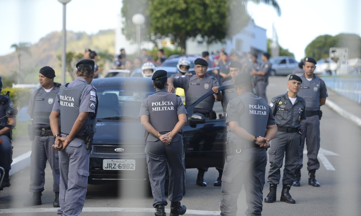 Vitória (ES) - Mulheres e familiares de policiais permanecem na saída do Comando Geral da Polícia Militar de Vitória e impedem a saída dos militares (Tânia Rêgo/Agência Brasil)