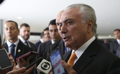 O presidente Michel Temer, fala à imprensa, durante cerimônia de entrega de cartas credenciais de novos embaixadores no Brasil, no Palácio do Planalto
