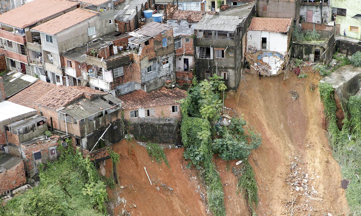 Áreas de Salvador são atingidas pelas fortes chuvas. Na foto, o Bairro do Lobato ( Manu Dias/GOVBA)