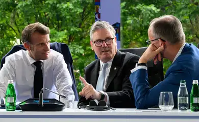 TIRANA, ALBANIA - MAY 16: France's President Emmanuel Macron, Britain's Prime Minister Keir Starmer and Germany's Chancellor Friedrich Merz speak during a Ukraine security meeting at the 6th European Political Community summit on May 16, 2025 at Skanderbeg Square in Tirana, Albania. Leon Neal/Pool via REUTERS