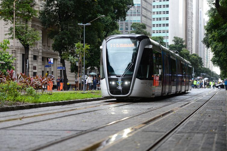 Rio de Janeiro - Viagem inaugural do Veículo Leve sobre Trilhos (VLT) Carioca, no centro da cidade (Fernando Frazão/Agência Brasil) 