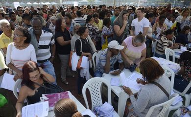 Rio de Janeiro - Entrega de chaves de mais de 4 mil moradias do programa Minha Casa, Minha Vida, nas zonas Norte e Oeste da cidade, em evento no Centro Esportivo Miécimo da Silva (Fernando Frazão/Agência Brasil)