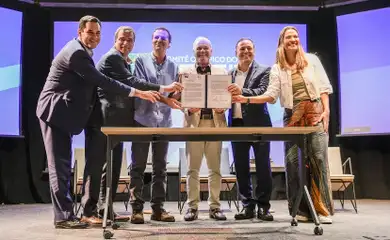 Rio de Janeiro (RJ), 02/12/2024 - Eduardo Paes, prefeito do Rio de Janeiro, e Rodrigo Neves prefeito eleito de Niterói, entregam documento que formaliza o interesse das duas cidades em organizarem de forma conjunta os Jogos Pan-americanos de 2031, realizado no Centro de Treinamento do COB. Foto: Rafael Bello/COB