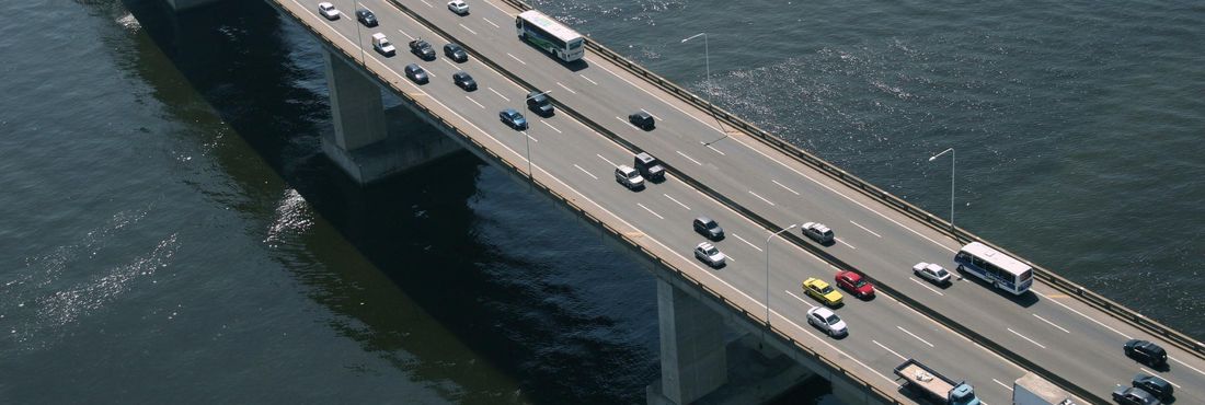 O pedágio da Ponte Rio-Niterói teve tarifa reajustada de R$ 4,90 para R$ 5,20 para carros de passeio e veículos comerciais (por eixo).