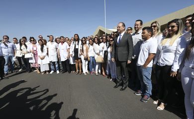 Brasília - O ministro da Saúde, Ricardo Barros, recebe profissionais cubanos e brasileiros que vão trabalhar no Programa Mais Médicos (Elza Fiuza/Agência Brasil)