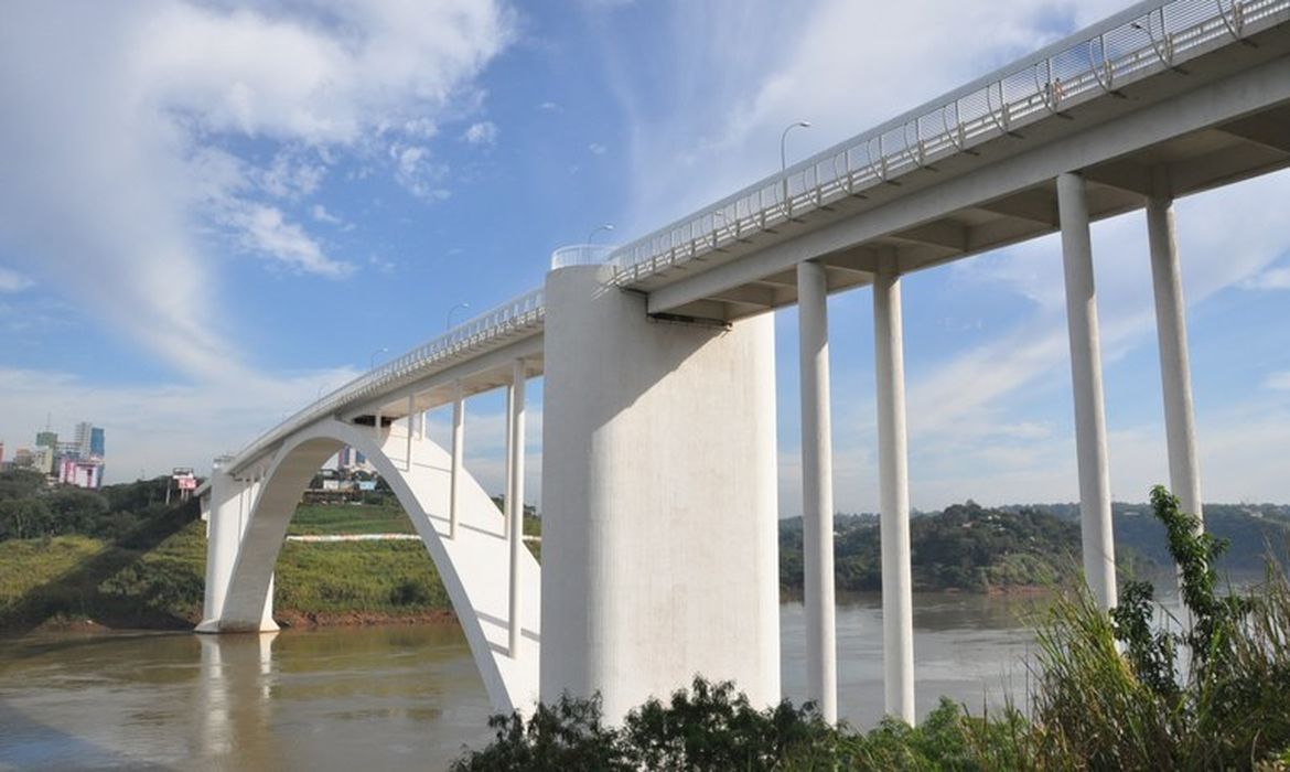 Ponte da Amizade, Paraguai, Brasil