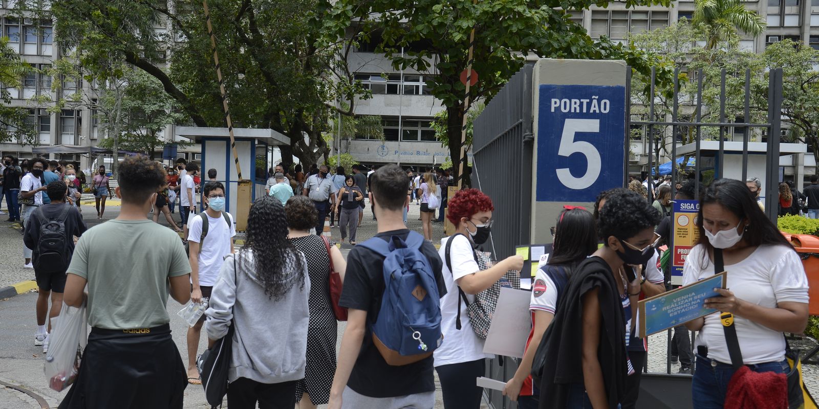Estudantes chegam para o primeiro dia de prova do Enem 2021,na Uerj, no Rio de Janeiro 