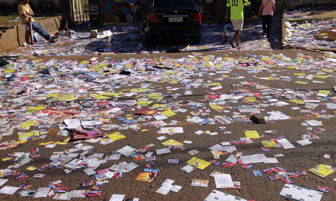Santinhos espalhados pelo chão próximo a locais de votação configuram boca de urna (Fábio Pozzebom/Agência Brasil)