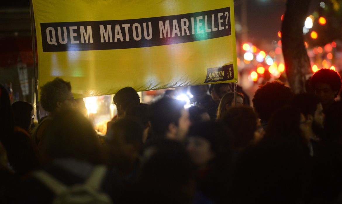 Manifestantes se reuniram hoje (12) no centro do Rio de Janeiro para lembrar os 120 dias dos assassinatos da vereadora Marielle Franco (PSOL) e do motorista Anderson Gomes