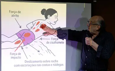 Rio de Janeiro (RJ), 11/07/2025 - O perito Nelson Massini explica o laudo produzido no Brasil, durante coletiva de imprensa concedida pela família de Juliana Marins, brasileira que faleceu durante uma trilha no Monte Rinjani na Indonésia, na Defensoria Pública da União (DPU), centro da cidade. Foto: Tânia Rêgo/Agência Brasil