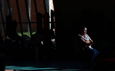 CHUVAS RS - ABRIGOS - A woman rests after being evacuated from flooded areas, in a shelter at a university in Canoas, Rio Grande do Sul state, Brazil May 9, 2024. REUTERS/Diego Vara
