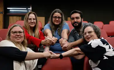 Rio de Janeiro (RJ), 05/12/2024 - Membro do Coletivo Filhos e Netos por Memória, Verdade e Justiça, formado por familiares de mortos, desaparecidos, torturados e perseguidos políticos, na comemoração dos 10 anos do coletivo, no auditório da UERJ.  Foto: Tânia Rêgo/Agência Brasil