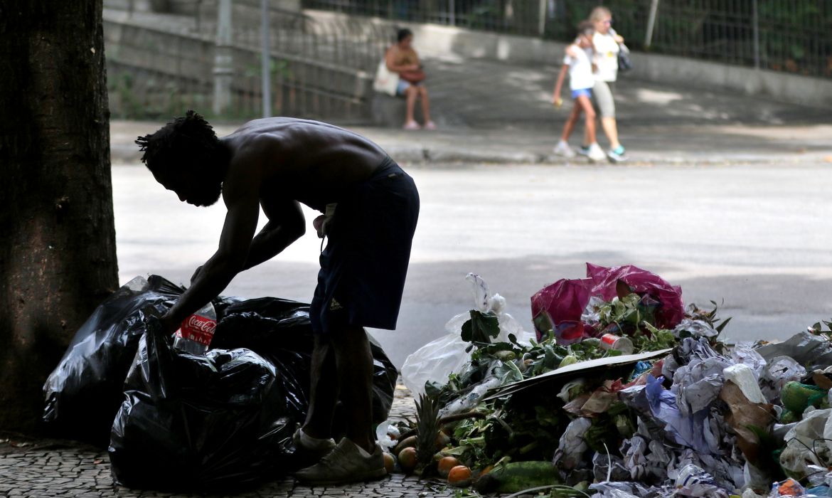 Rio de Janeiro (RJ), 14/02/2023 - População em situação de rua no Largo do Machado, zona sul da cidade. (Foto:Tânia Rêgo/Agência Brasil)