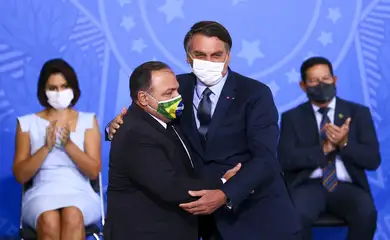 O presidente Jair Bolsonaro dá posse ao ministro da Saúde, Eduardo Pazuello, no Palácio do Planalto.