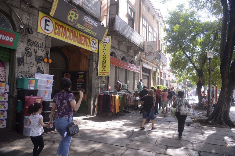 Rio tem primeiro dia útil de reabertura do comércio de rua