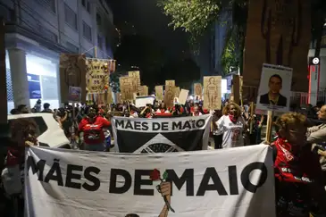 São Paulo (SP) 01/04/2024 - “De Golpe em Golpe: tá lá um corpo estendido no chão” é o tema do Cordão da Mentira de 2024. O ato carnavalesco reúne artistas, militantes e movimentos sociais no dia 1° de abril, Dia da Mentira e dia do Golpe de 1964, na rua Maria Antonia. Foto: Paulo Pinto/Agência Brasil