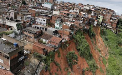 Áreas de Salvador são atingidas pelas fortes chuvas. Na foto, o Bairro do Lobato ( Manu Dias/GOVBA)