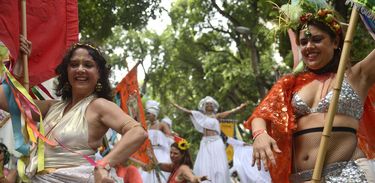 Cordão do Boitatá leva alegria contagiante às ruas do Rio