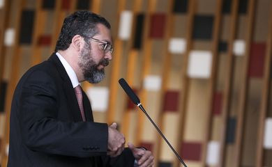 O ministro das Relações Exteriores, Ernesto Araújo, durante cerimônia da transmissão de cargo ao secretário-geral das Relações Exteriores, Otávio Brandelli, no Palácio Itamaraty.