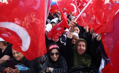 Apoiadores de Erdogan em Istanbul. 26/05/2023. REUTERS/Hannah McKay
