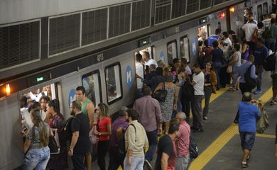  Plataforma de embarque da estação Central do Metrô Rio, no centro da cidade.